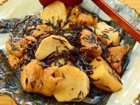 ストウブ鍋で♪鶏肉と里芋とひじきの煮物